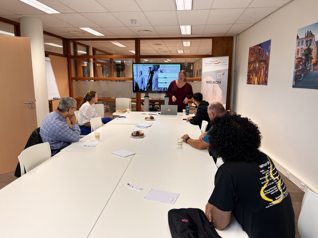 Foto van werkzoekenden in gesprek met ABR Traffic Services