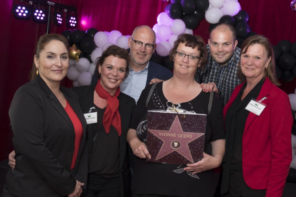 Foto van kandidaat Yvonne Geers met Hollywood ster tijdens het Holland Rijnland Got Talent evenement van WSP Holland Rijnland
