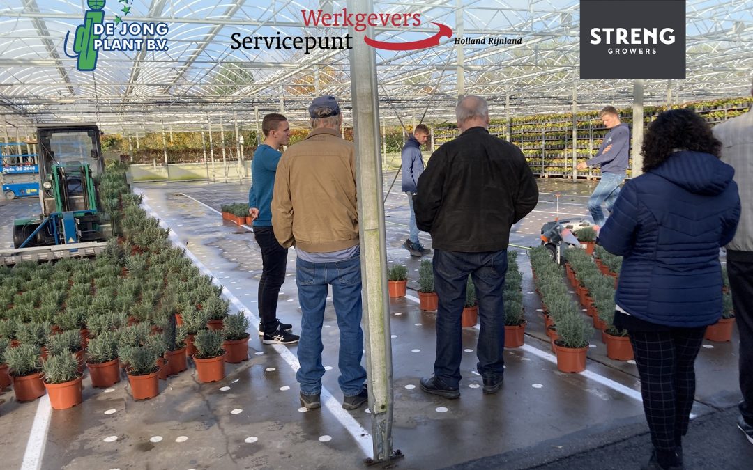 Foto van Team Groen in een kas tijdens een werkbezoek bij kwekerijen in Boskoop