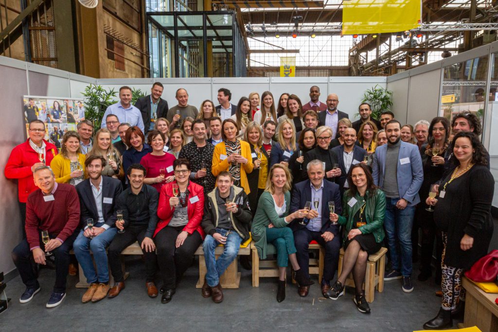 Groepsfoto van Praxis medewerkers en medewerkers uit de 35 arbeidsmarktregio's