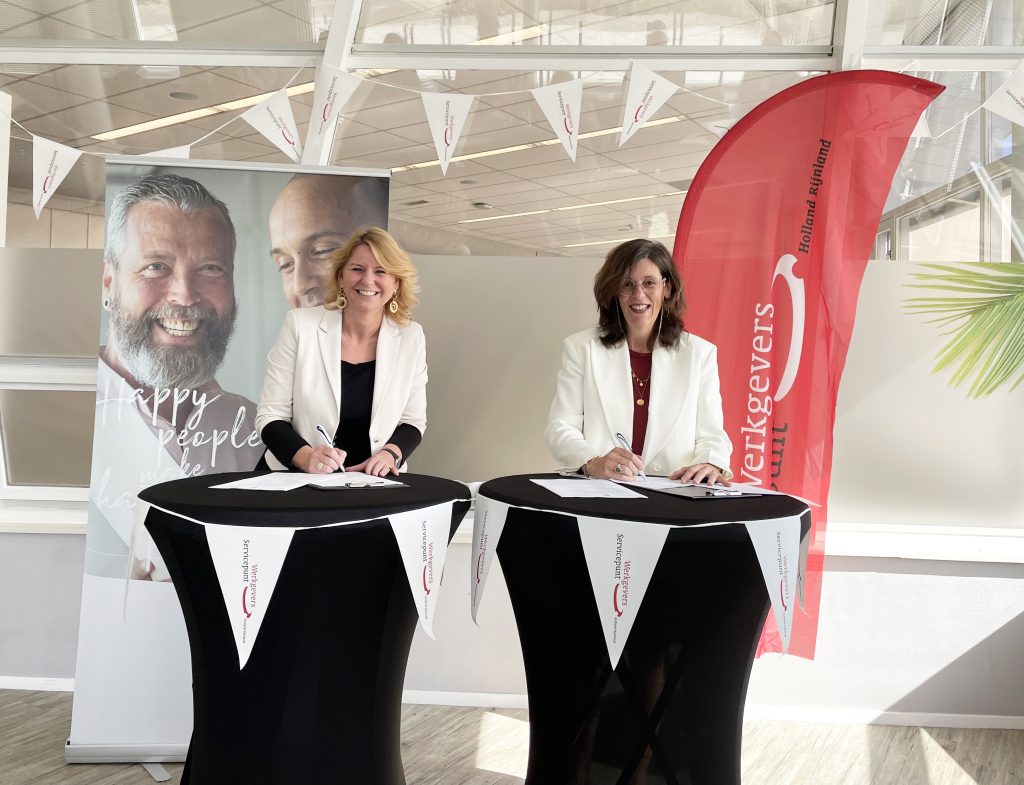 Foto van de projectleider van WSP HR en de HR directeur van Facilicom Group bij het ondertekenen van de samenwerkingsovereenkomst