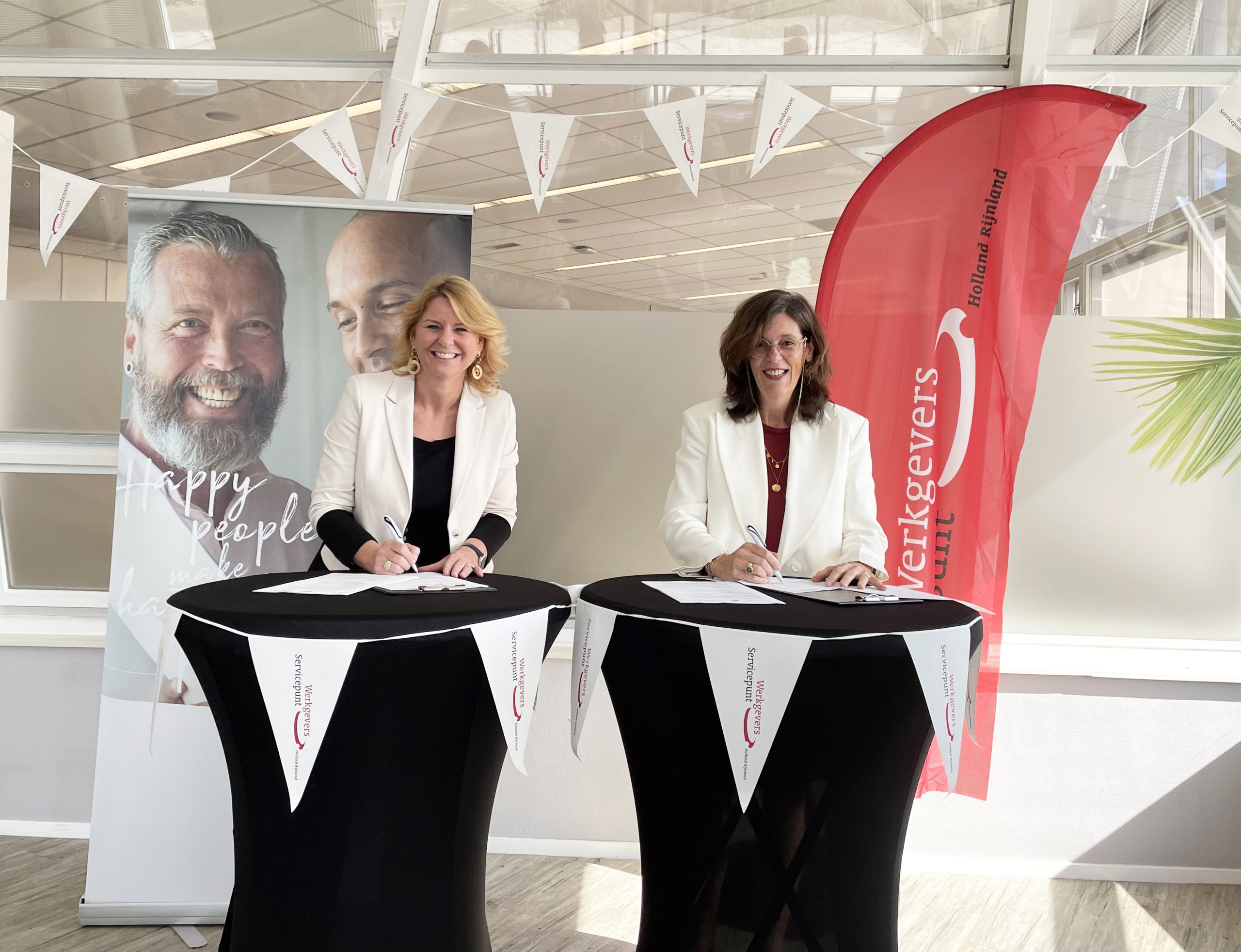Foto van de projectleider van WSP HR en de HR directeur van Facilicom Group bij het ondertekenen van de samenwerkingsovereenkomst