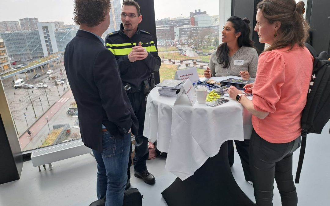 Foto van werkgever Politie Eenheid Den Haag in gesprek met werkzoekenden tijdens de Meet & Greet Hbo+ netwerkbijeenkomst van WSP Holland Rijnland