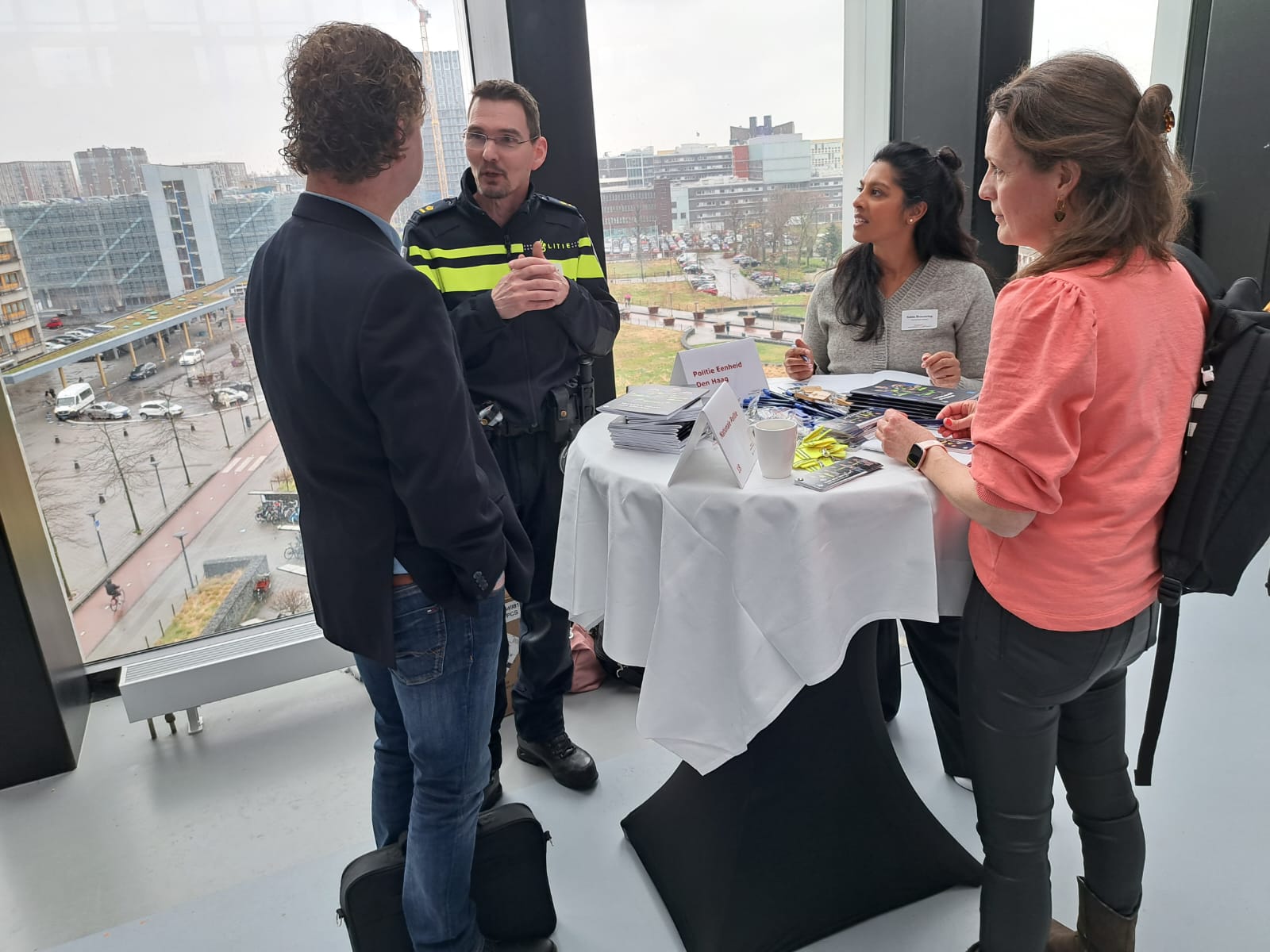 Foto van werkgever Politie Eenheid Den Haag in gesprek met werkzoekenden tijdens de Meet & Greet Hbo+ netwerkbijeenkomst van WSP Holland Rijnland