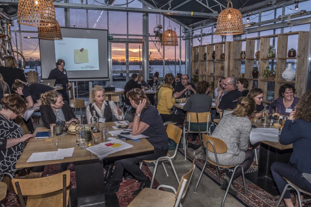 Foto van gesprekken tijdens het Heel Holland Zorgt evenement van WSP Holland Rijnland