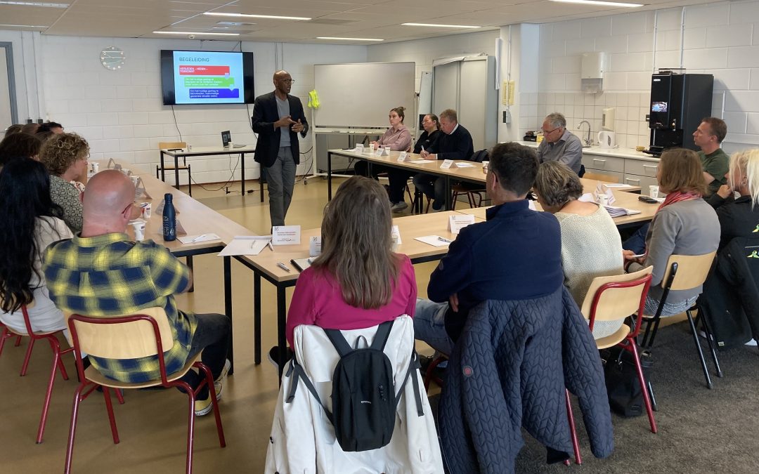 Foto van de workshop Cultuursensitief werken met nieuwkomers gegeven door een trainer van Nieuwlander op locatie bij Rijnvicus