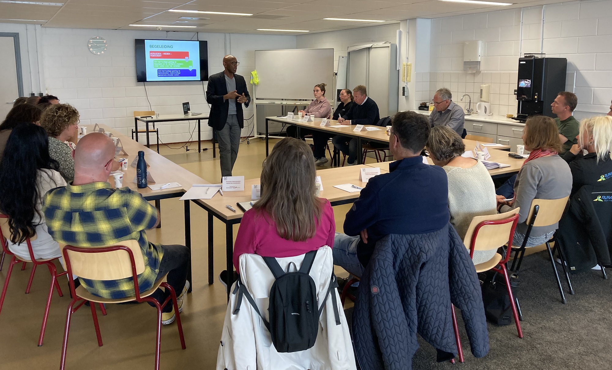 Foto van de workshop Cultuursensitief werken met nieuwkomers gegeven door een trainer van Nieuwlander op locatie bij Rijnvicus