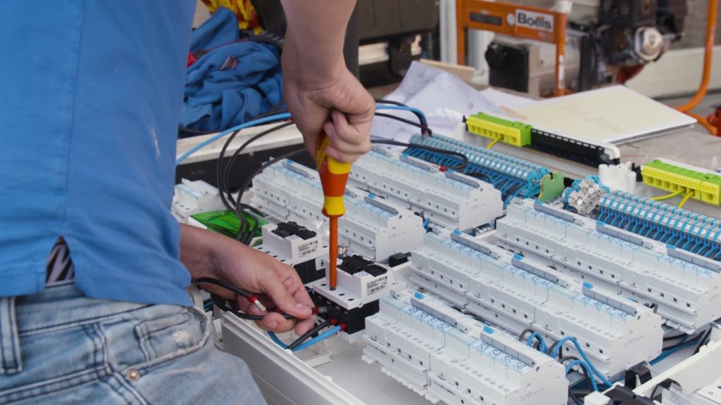 Foto van statushouder aan het werk bij Botermans Elektrotechniek